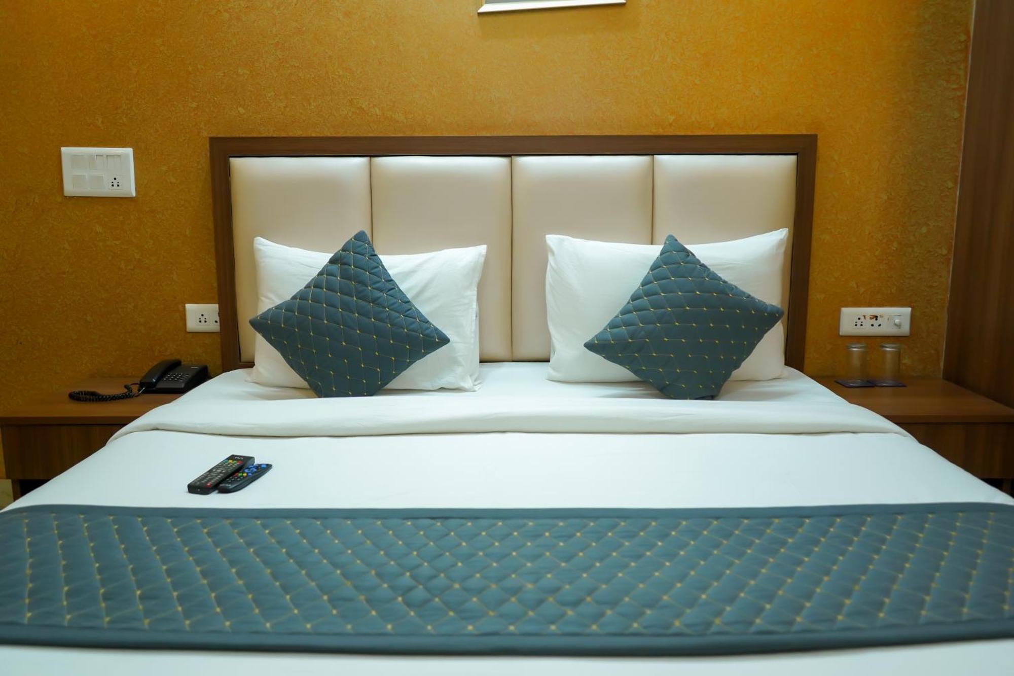 גורגאון Hotel The Luxe 18 - Golf Course Road מראה חיצוני תמונה