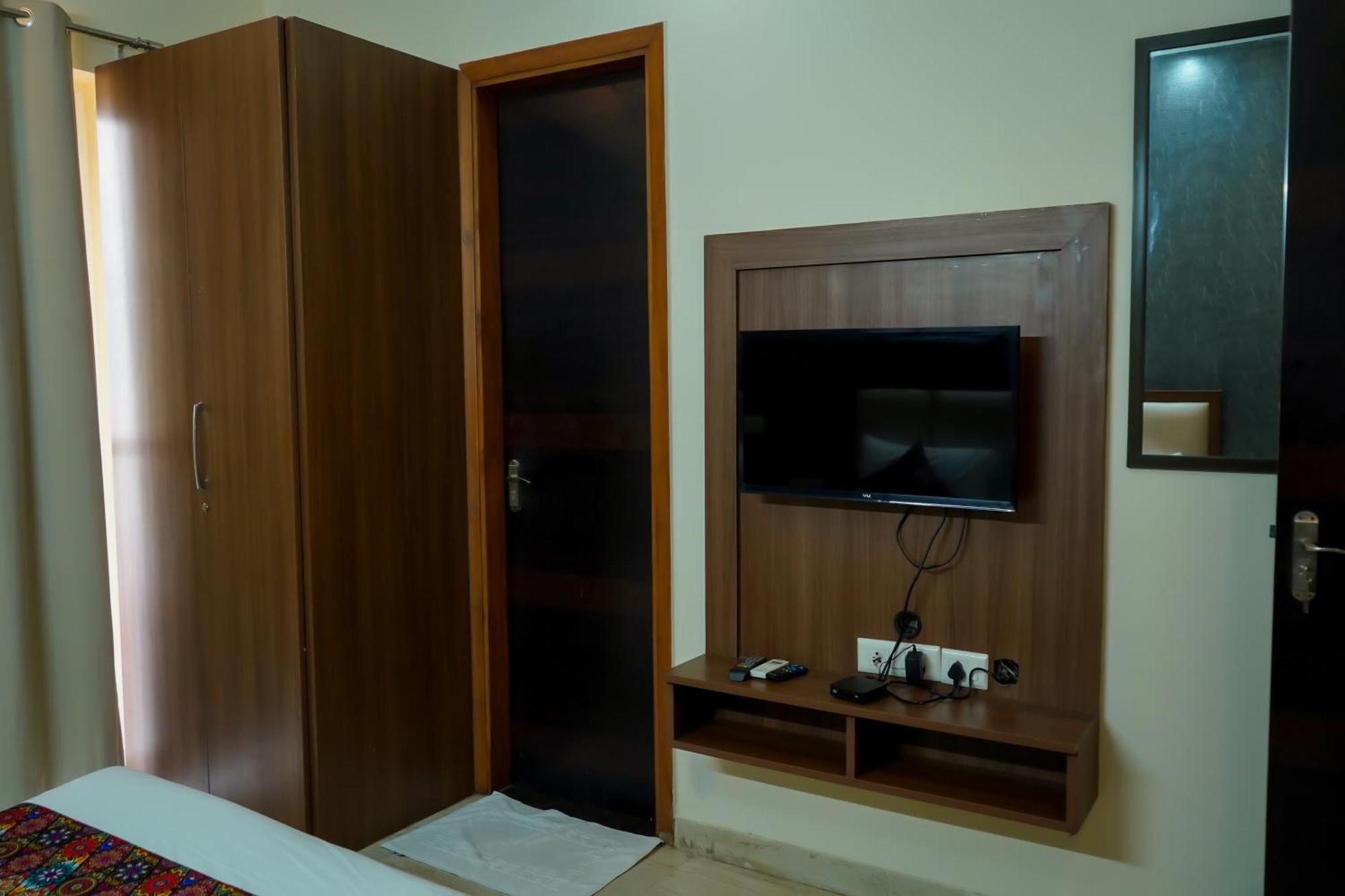 גורגאון Hotel The Luxe 18 - Golf Course Road מראה חיצוני תמונה
