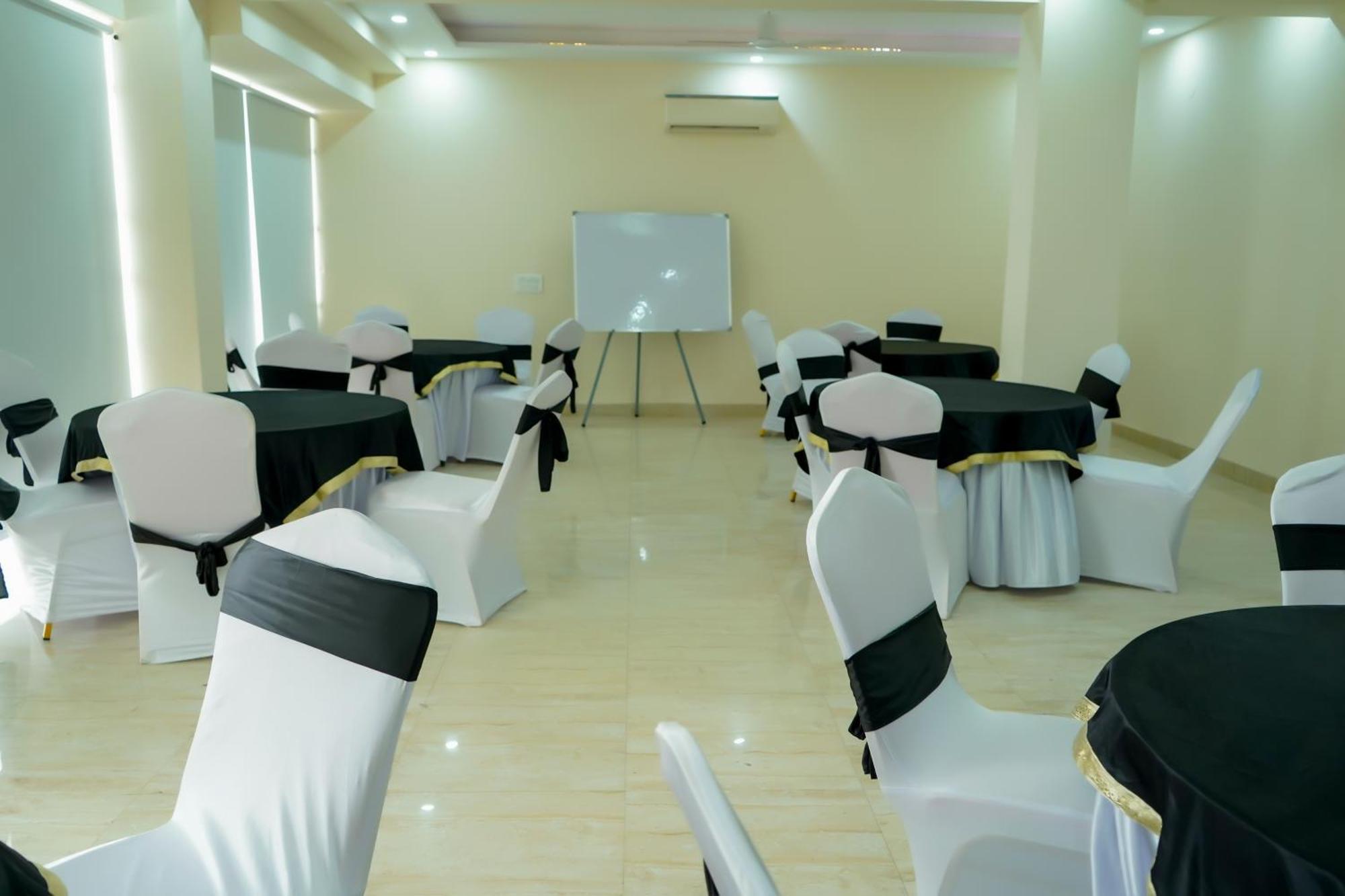 גורגאון Hotel The Luxe 18 - Golf Course Road מראה חיצוני תמונה