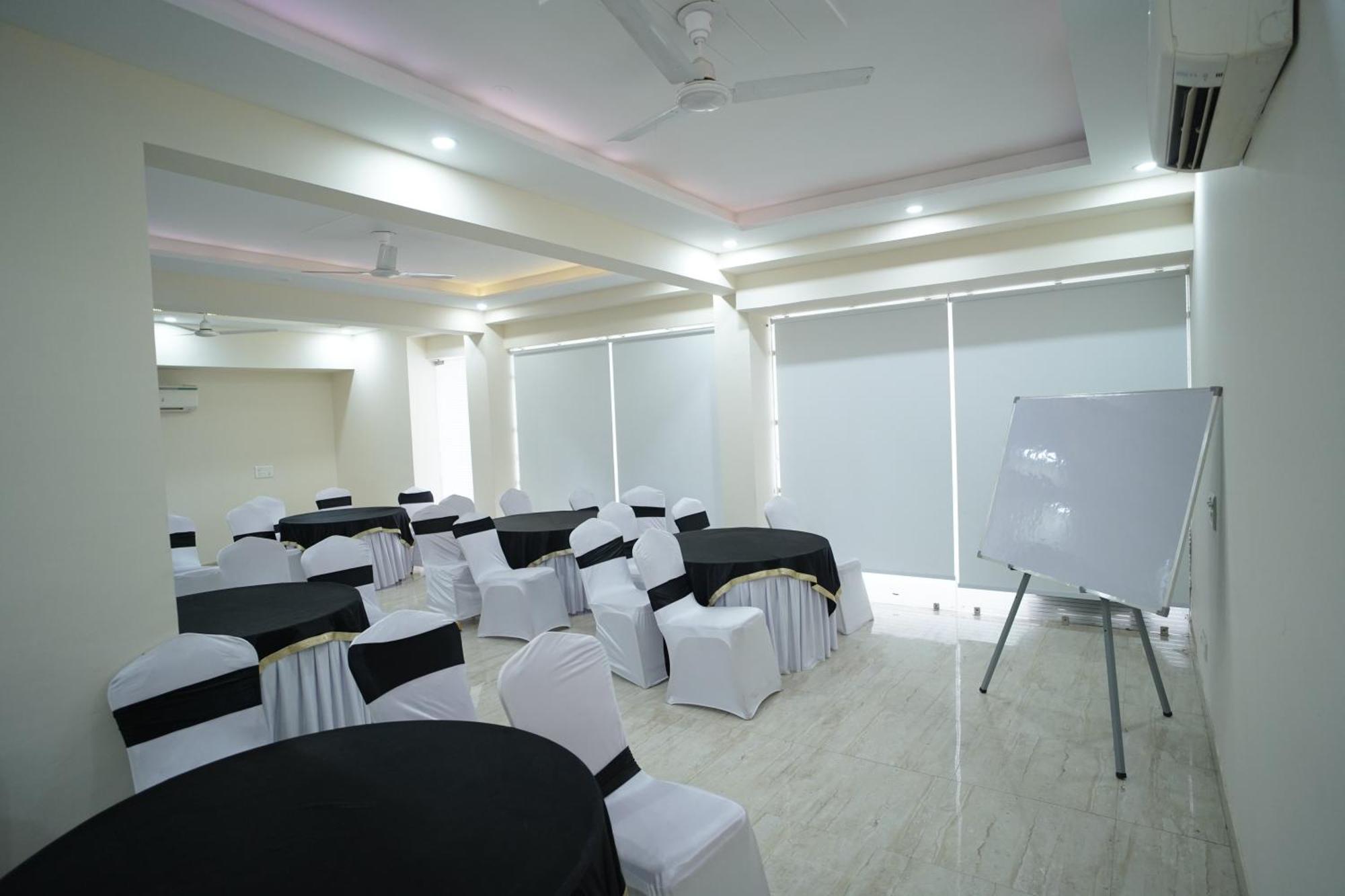 גורגאון Hotel The Luxe 18 - Golf Course Road מראה חיצוני תמונה